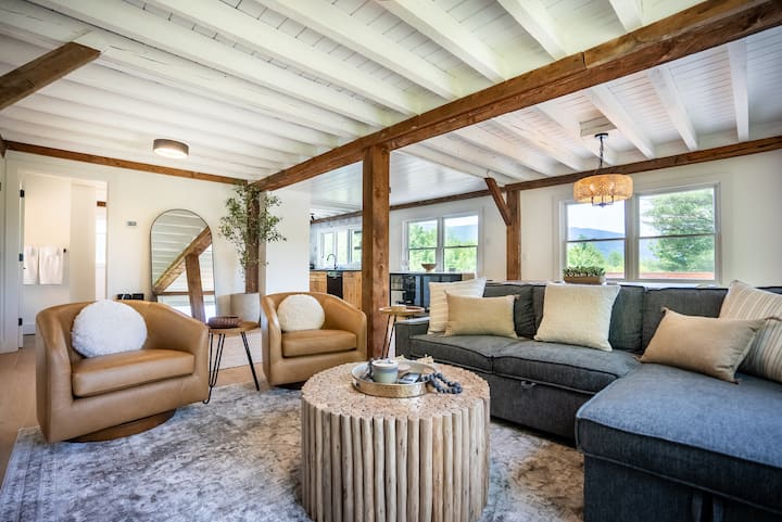 U dnevnom boravku nalazi se kauč na razvlačenje za dodatne prostorije za spavanje s posteljinom pohranjenom u ležaljci 