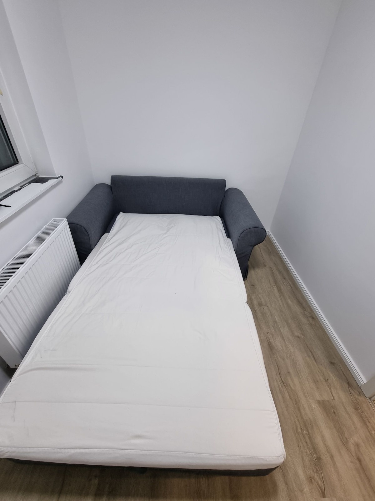 הספה הנפתחת היא מיטה בגודל 120x200 ס"מ. 