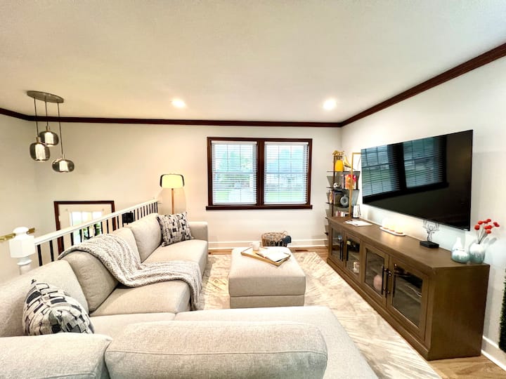 Sleek & Cozy Home ~ Olathe - Spring Hill, KS