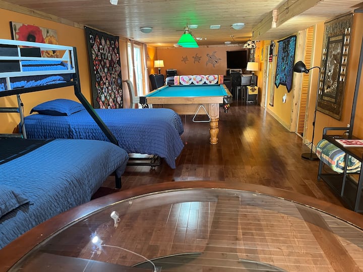  Изглед към всекидневната от трапезарията. 