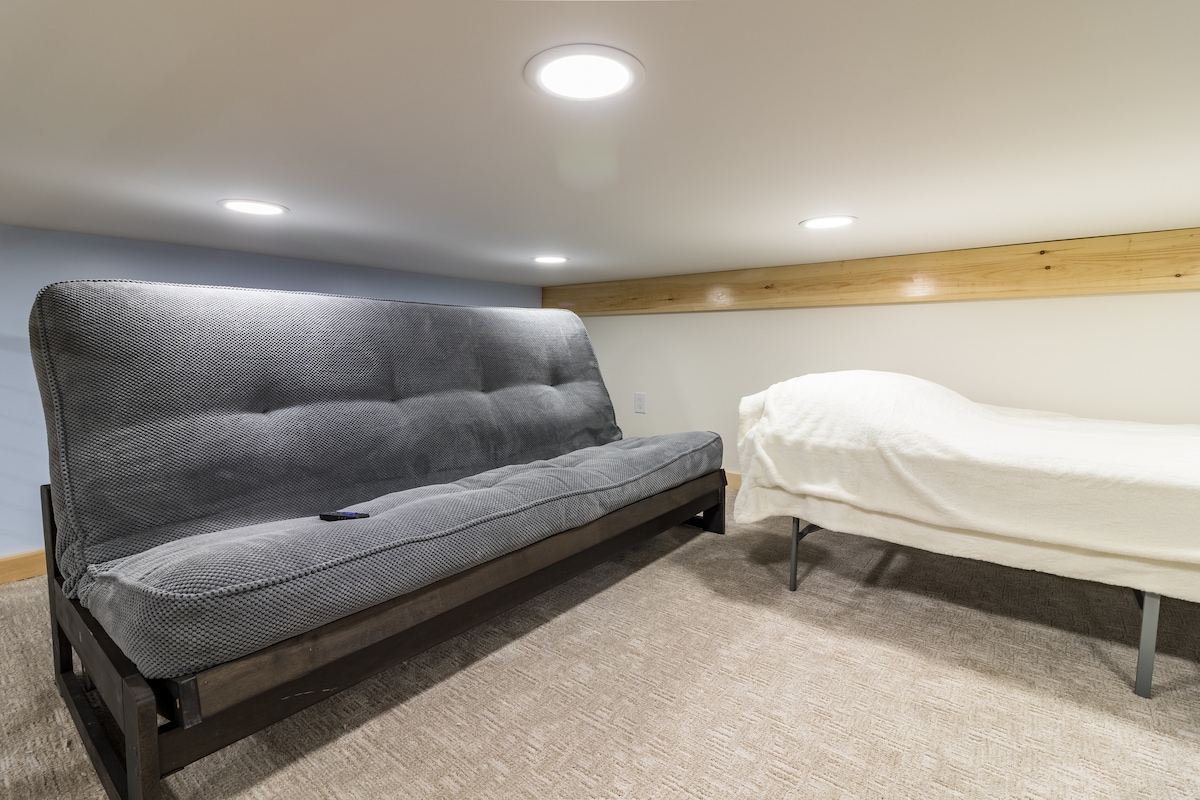 Loft with Futon that folds  flat and a twin bed.  
Full size TV .