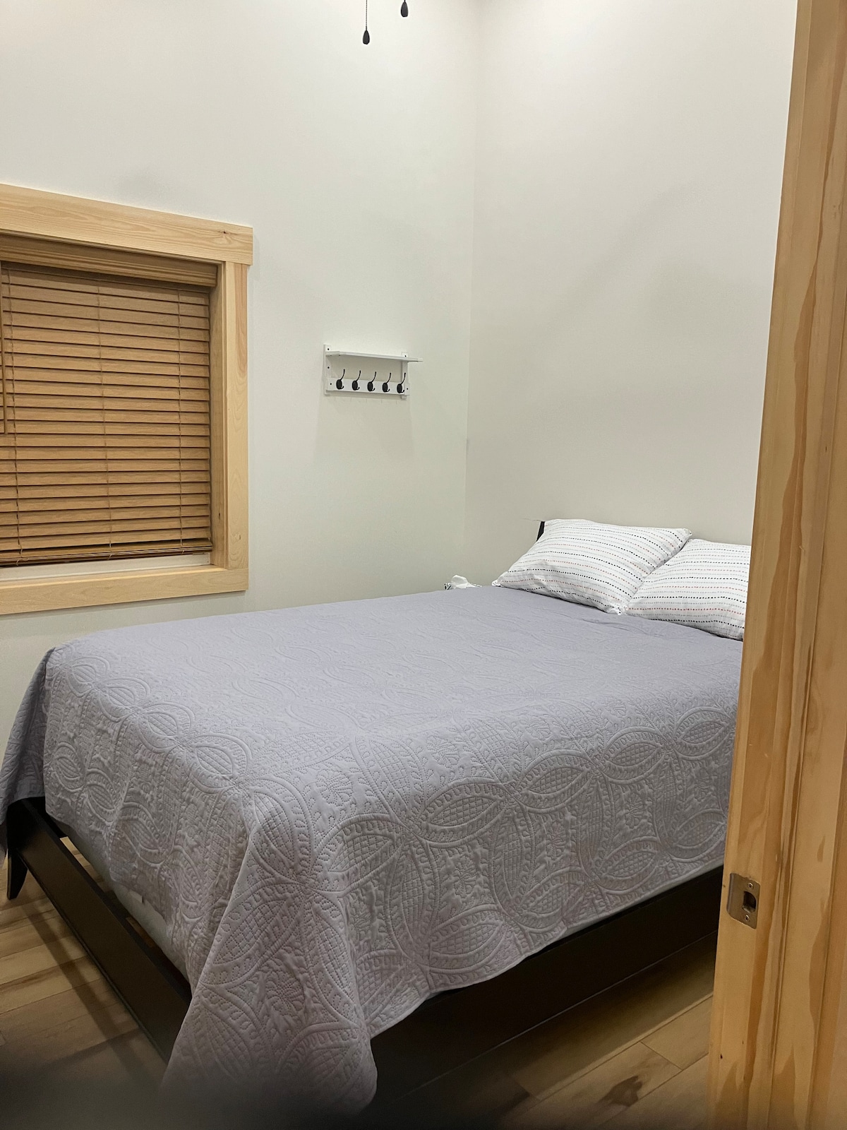 Second bedroom with queen bed 