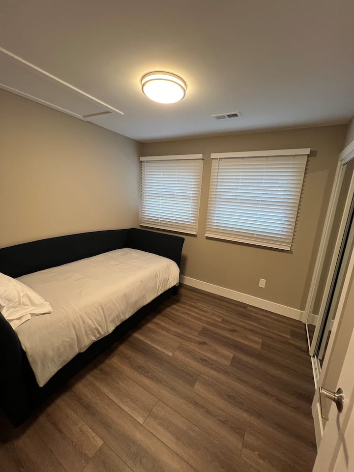 带脚轮的床铺 - 第二张床像抽屉一样可以推出来。 