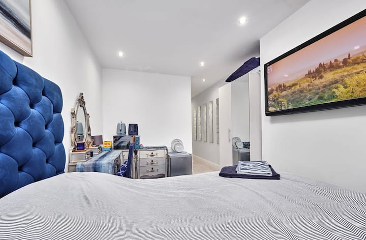 Удобно двойно легло с голям екран смарт телевизор