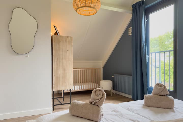 ห้องนอนด้านหน้ามีเตียงแฝด 2 เตียงพร้อมฟูกนอนสวยๆ นอกจากนี้ยังมีเตียงเด็กอ่อนสำหรับลูกของคุณพร้อมเตียงที่ดีและผ้าม่านกันแสง