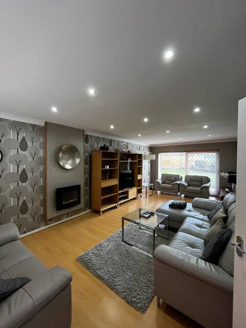 Spacious 3-Bed Haven - Free Parking & Wi-Fi