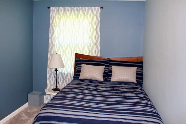 Спалня 2 разполага с пълно легло, килер и смарт телевизор.