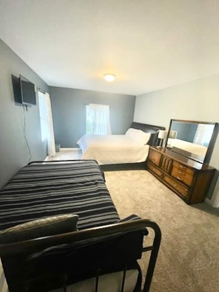 Спалня 1  има суперголямо двойно легло и двойно легло. Също така включва килер и смарт телевизор.