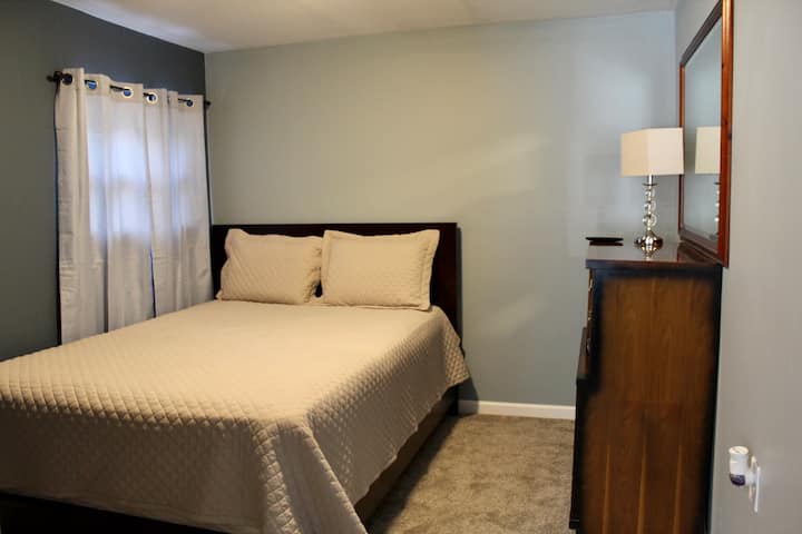 Спалня 4 има двойно легло, закачалка за дрехи и смарт телевизор.