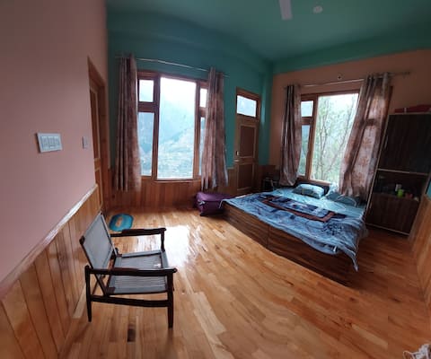 4 Bedroom Vila with In-house Cafe in Kasol