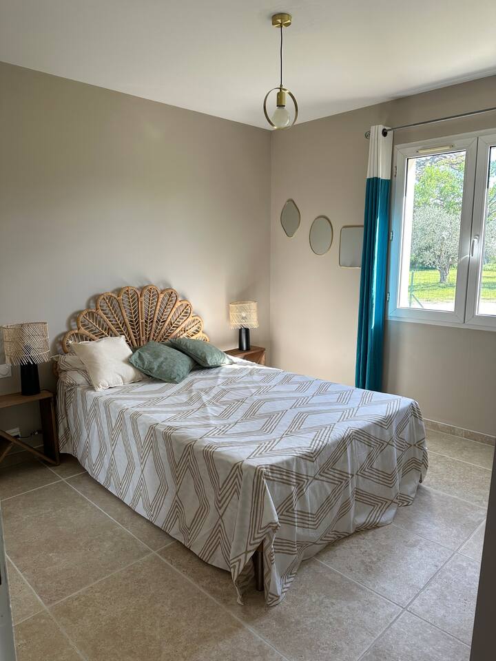 13 მ2 საძინებელი სამუშაო მაგიდით, ფანჯრით და სასრიალო გარდერობით