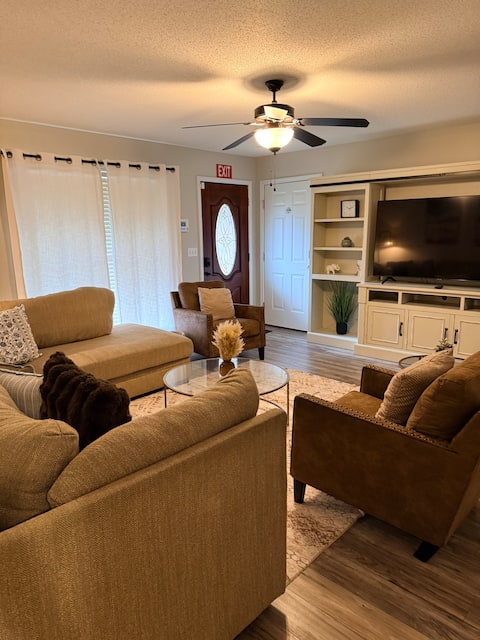 Top performing Airbnb: Spacious Crimson 4BR Oasis in Tuscaloosa