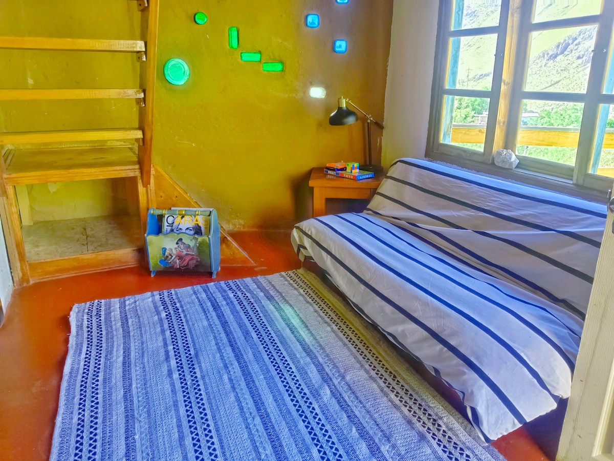 La sala tiene este futón que nos da la opción de una siesta sintiendo la tibia brisa.