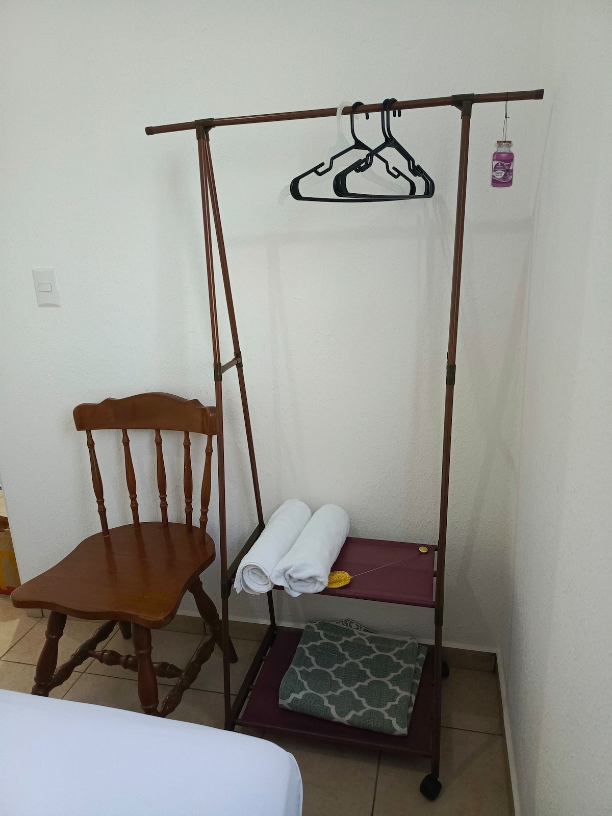 Taulo mbili na kulabu za kuning 'inia nguo.