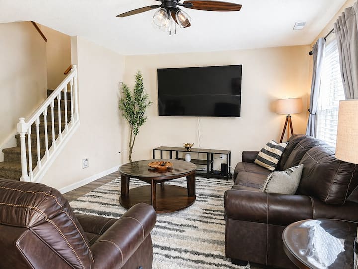 Spacious 3br Townhome | 10 Min To Downtown - Clayton, NC