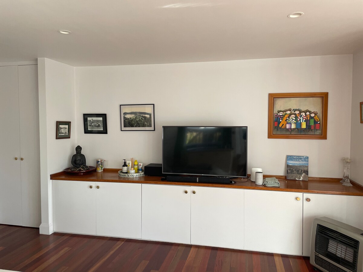 Top performing Airbnb: Cosy Newport beach studio in Newport