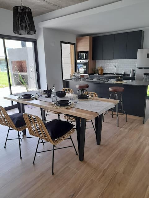 Top Airbnb: Spectacular Modern House in a Private Neighborhood in Partido De Esteban Echeverría
