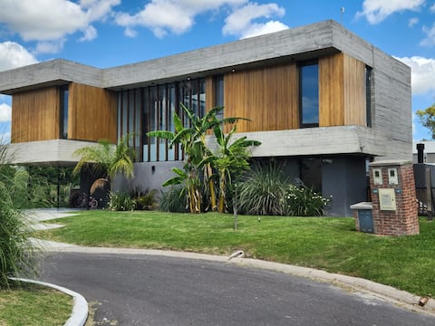 Spectacular Modern House in a Private Neighborhood