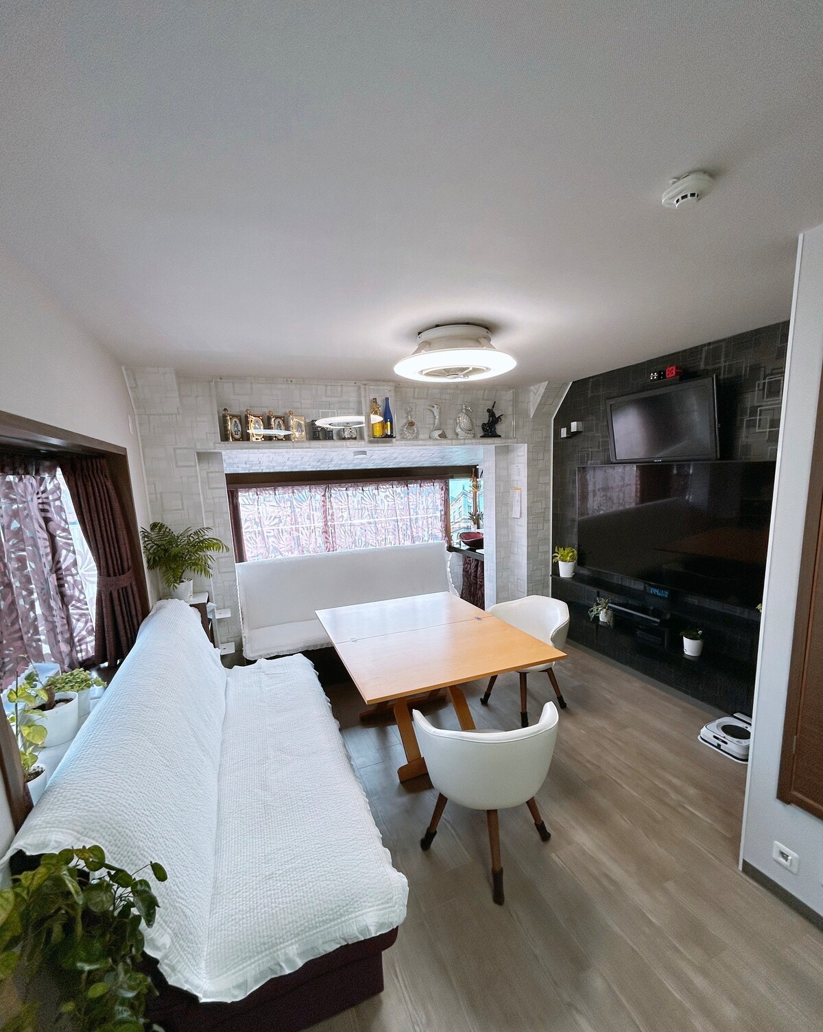 הספה כאן תהיה מיטה זוגית למחצה.