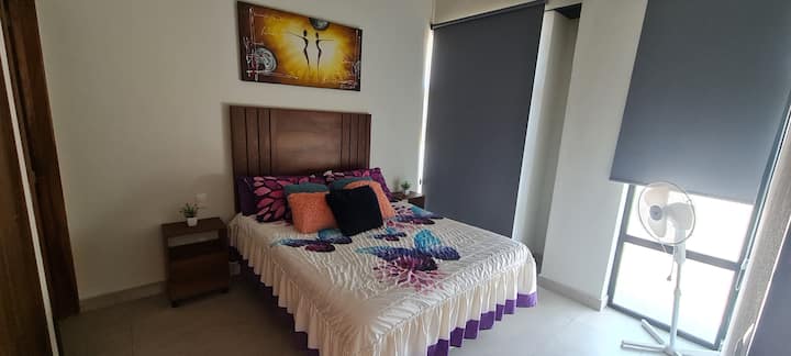 Manželská posteľ (2 osoby) 
Klimatizácia a ventilátor, vlastná kúpeľňa, šatník, pohyblivé žalúzie, televízor