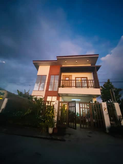 Jewel's Modern and Cozy House in Urdaneta City