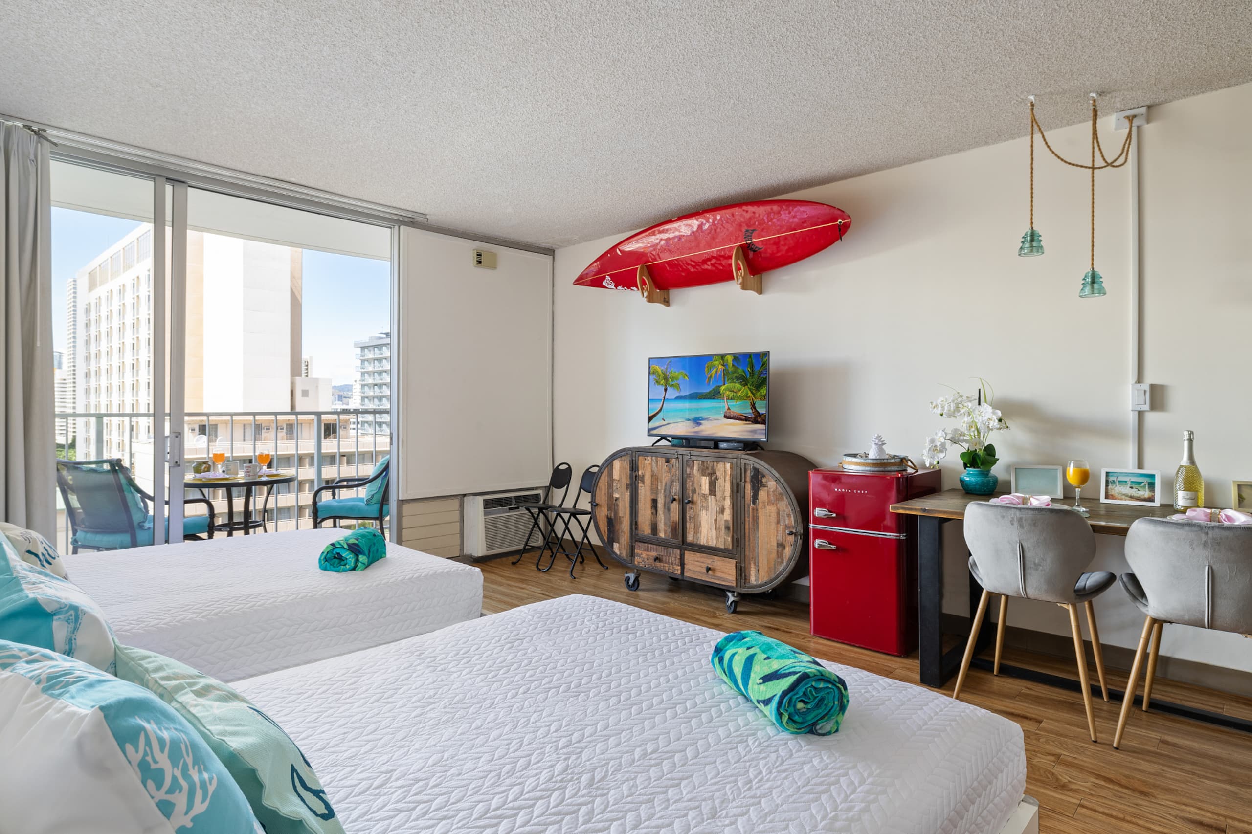 Central Waikiki  FREE Assigned Parking 2 beds Pool - Image 4