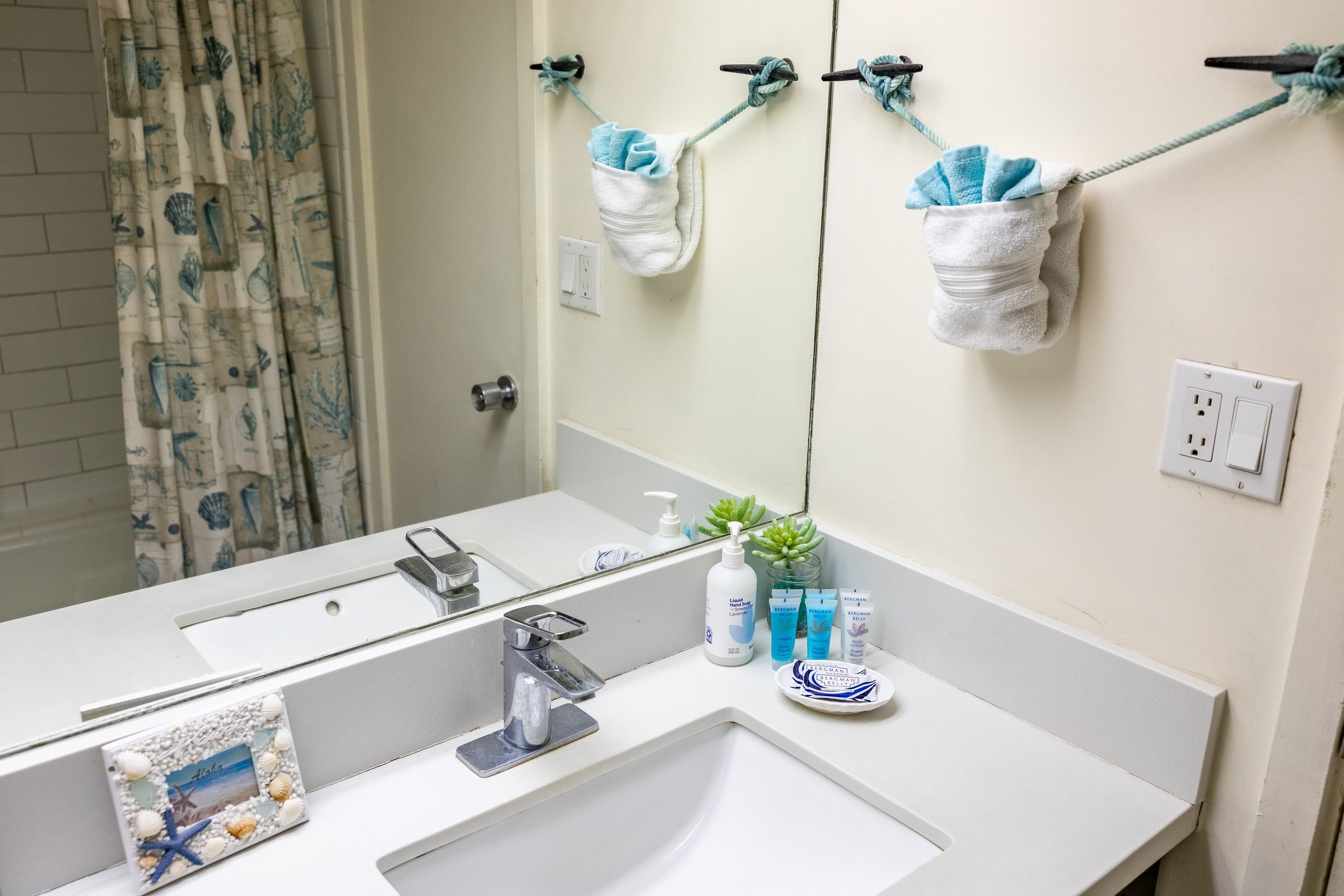 Central Waikiki  FREE Assigned Parking 2 beds Pool - Image 17