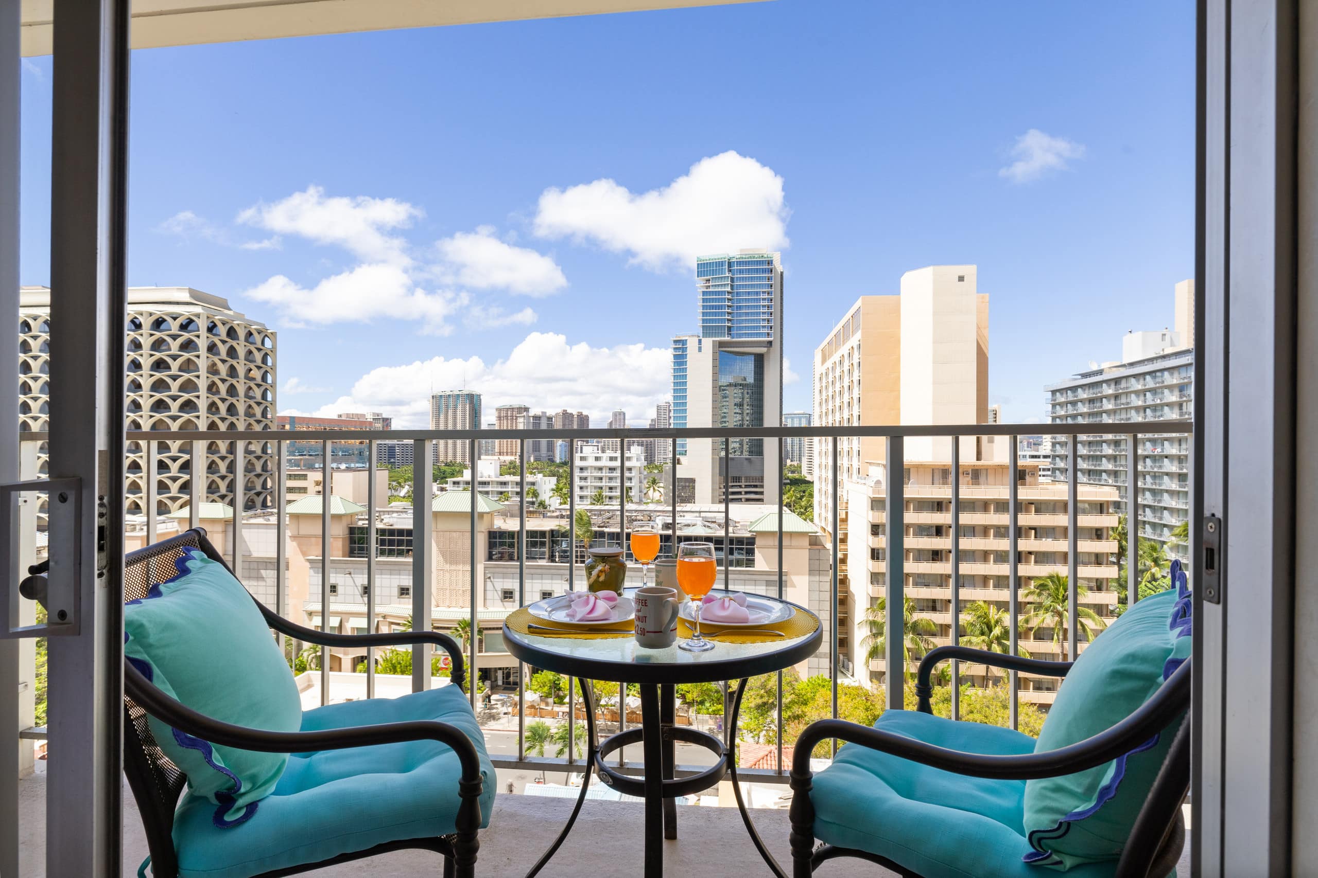 Central Waikiki  FREE Assigned Parking 2 beds Pool - Image 8