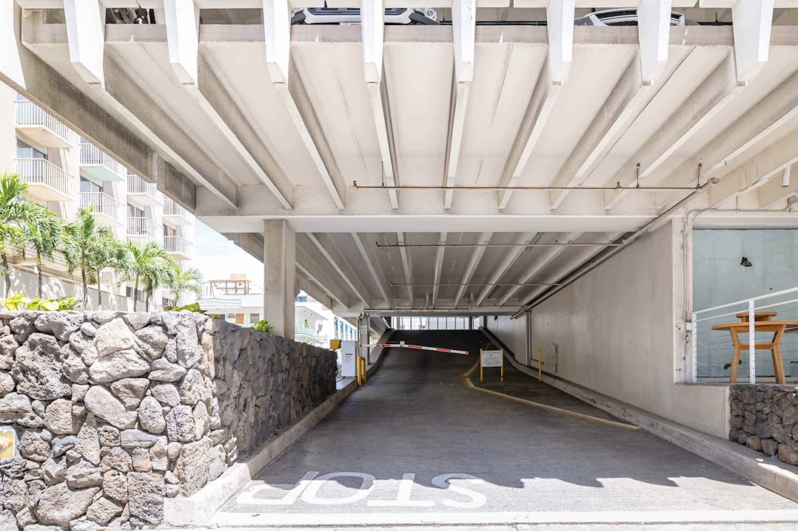 Central Waikiki  FREE Assigned Parking 2 beds Pool - Image 57