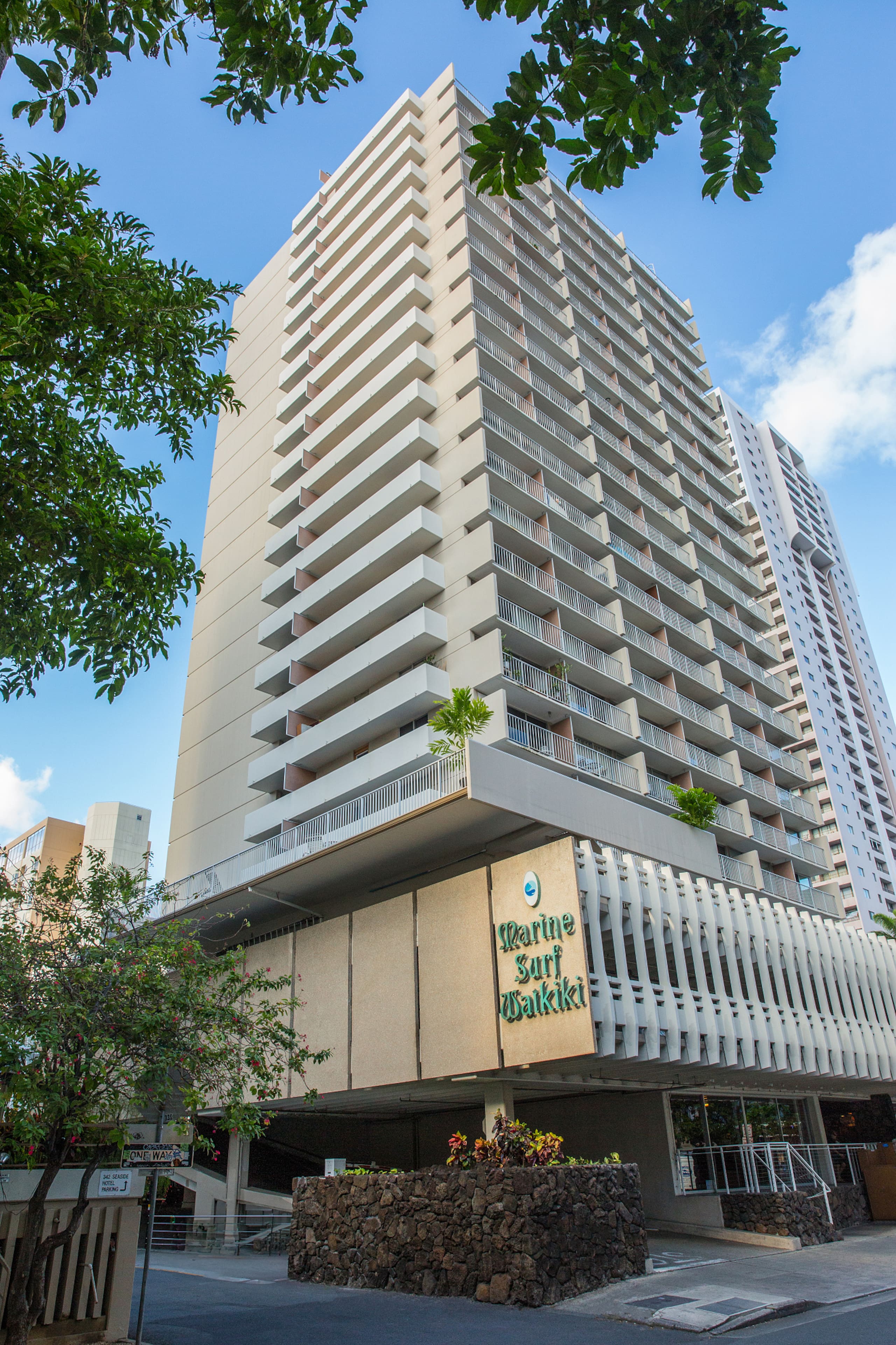 Central Waikiki  FREE Assigned Parking 2 beds Pool - Image 28