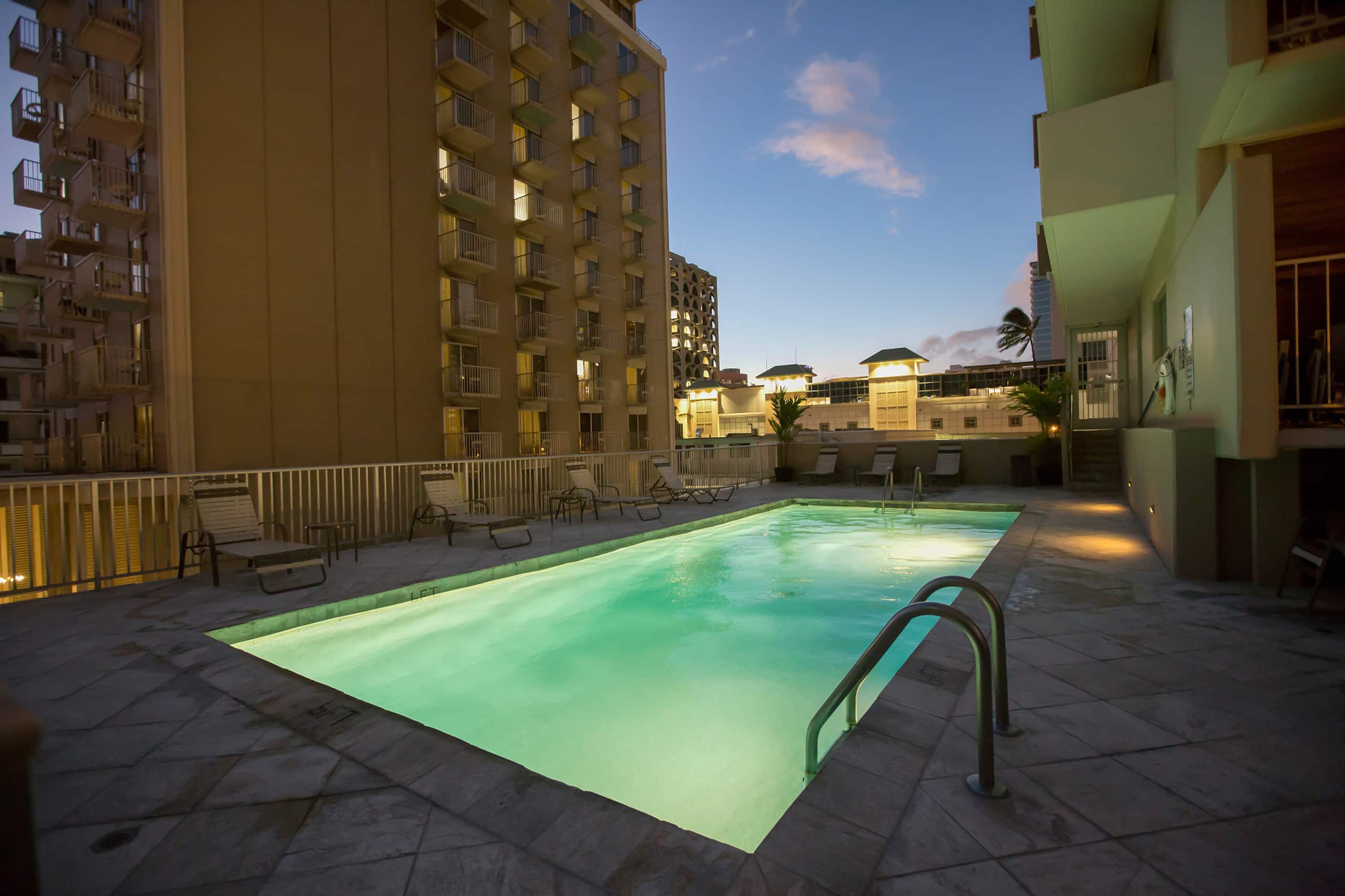 Central Waikiki  FREE Assigned Parking 2 beds Pool - Image 26