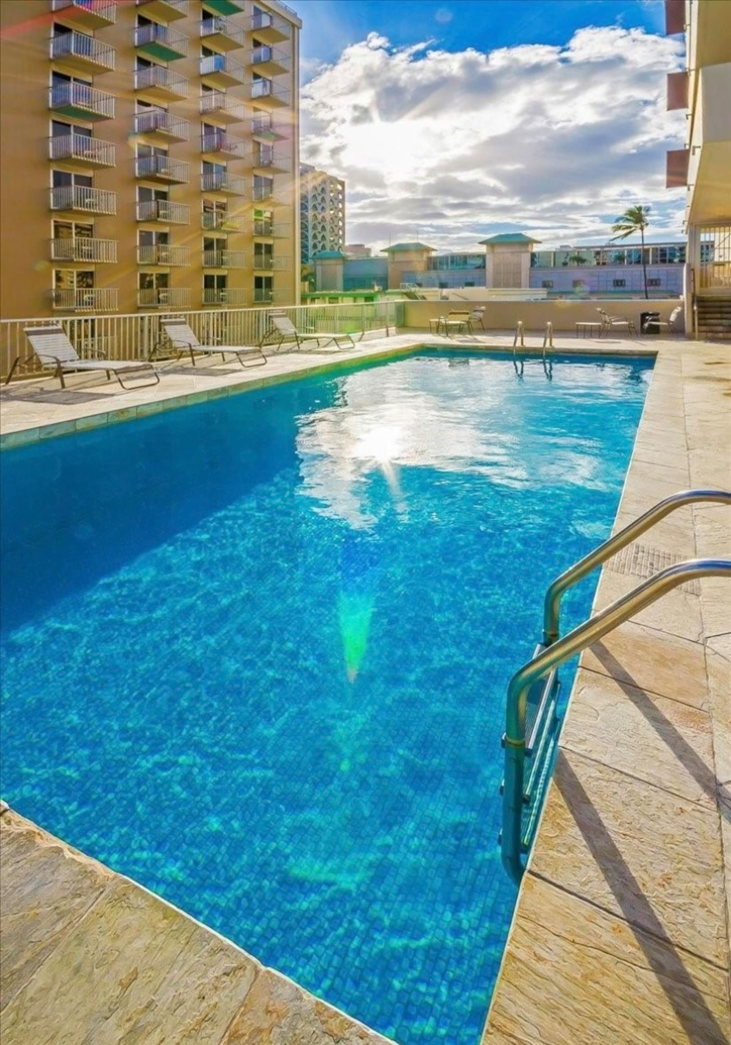 Central Waikiki  FREE Assigned Parking 2 beds Pool - Image 7