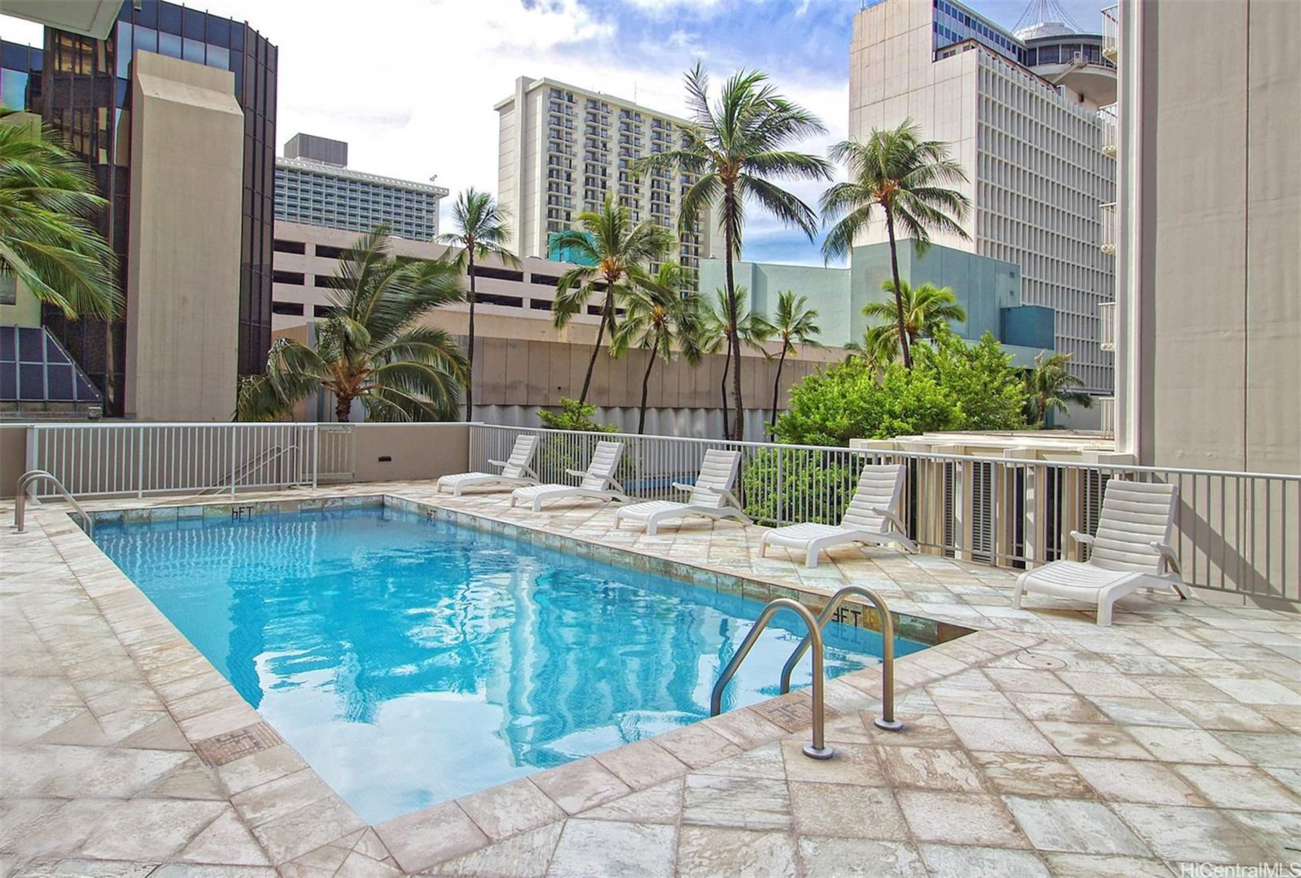 Central Waikiki  FREE Assigned Parking 2 beds Pool - Image 21