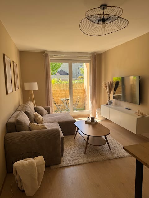 Airbnb performant: Charming 2-bedroom with terrace à Sens