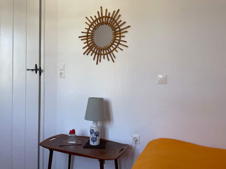 Malá sprchovacia miestnosť hneď naproti izbe.