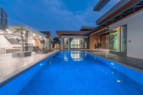 Luxury Single Family Manor Villa in Pattaya