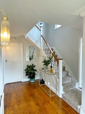 Family Home w/ Seaviews, Dalkey! gallery image 5