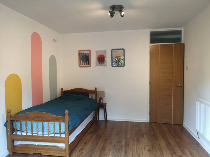 Esto se puede convertir en una habitación individual o con dos camas individuales dependiendo de tus requisitos. 