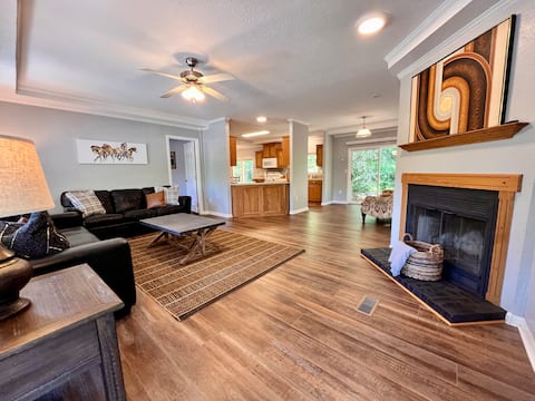 Quiet Texoma cabin in marina- slip/boat/fish/hike