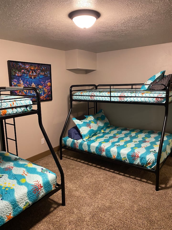 غرفة سرير بطابق سفلي