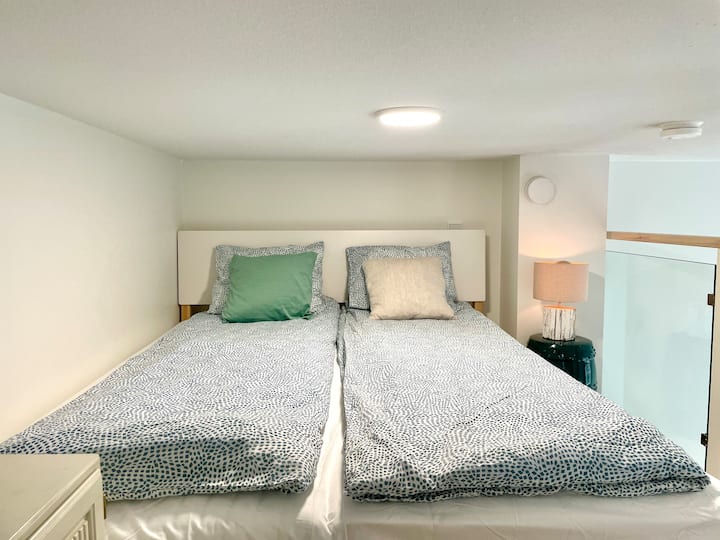 Dies ist ein Loft mit einem Doppelbett in voller Größe (160 x 200 cm). 