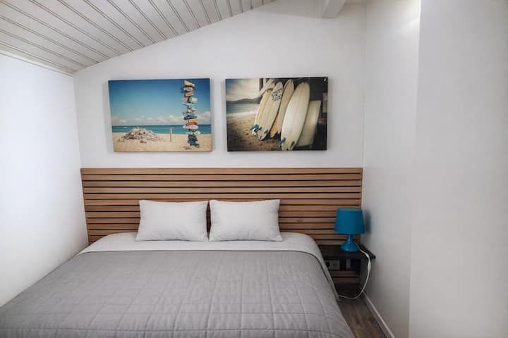 C’est un coin chambre, un espace compact avec une petite fenêtre, situé juste à côté de la salle de bain. L’endroit est cosy, mais il ne faut pas s’attendre à une grande pièce (lit en 140)