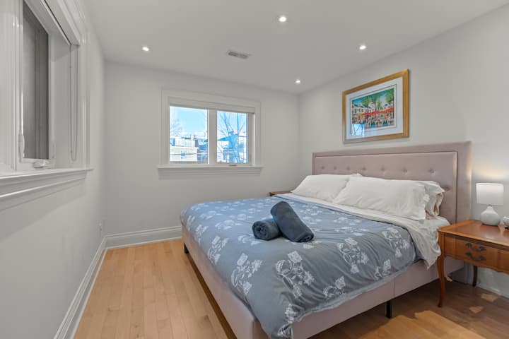 Habitación luminosa y tranquila con una lujosa cama tamaño king y sábanas frescas para una gran noche de sueño.