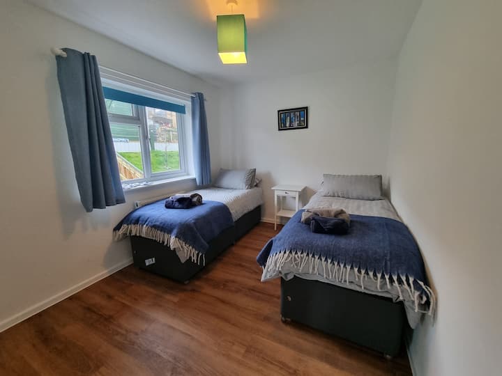 Spavaća soba na prvom katu s 2 kreveta za jednu osobu koji se mogu pretvoriti u 1 bračni krevet 