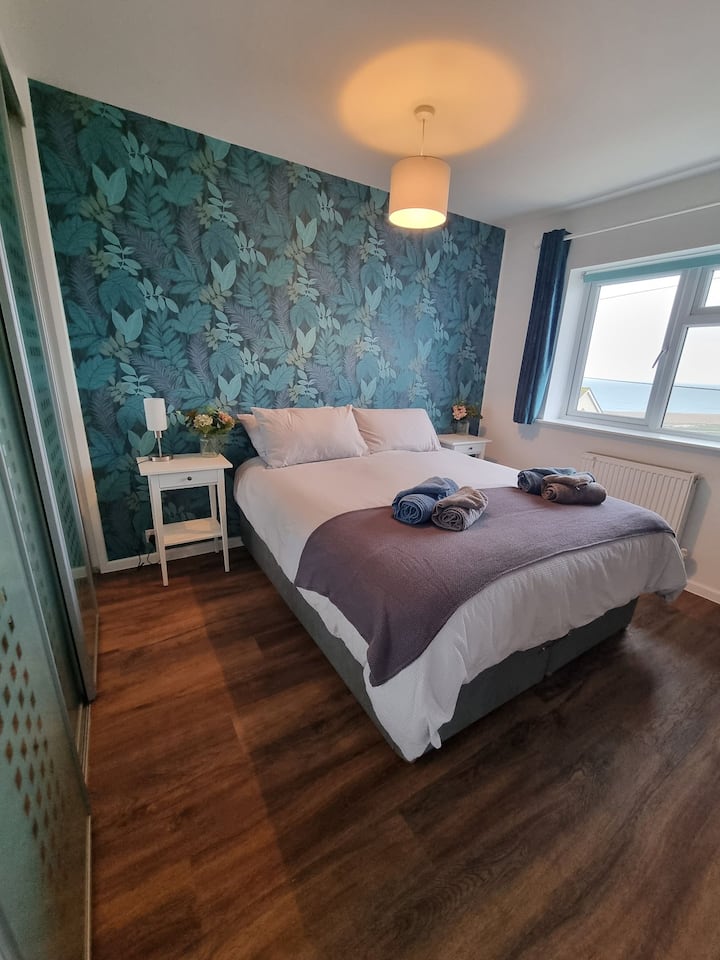 Glavna spavaća soba na prvom katu s bračnim krevetom koji se može pretvoriti u 2 kreveta za jednu osobu 