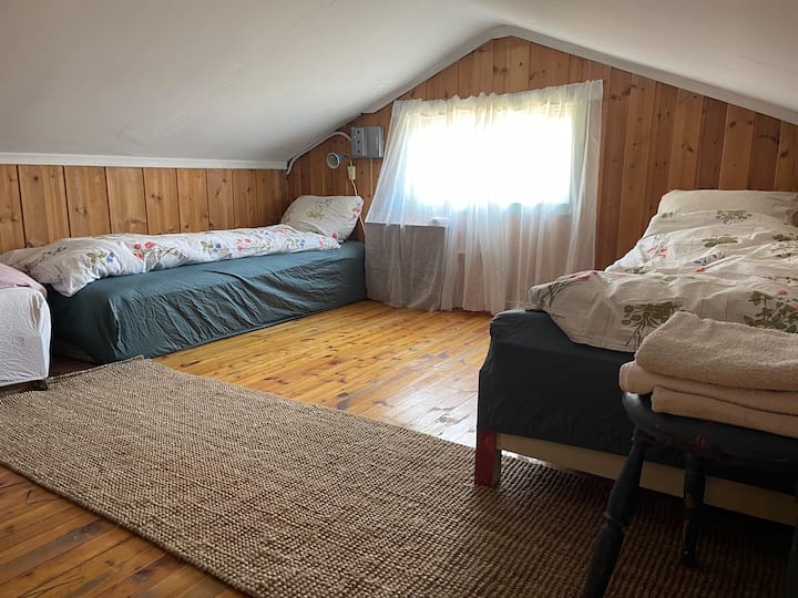 Loft s dvoma lôžkami a priestorom pre viac ľudí v prípade potreby. Pôvodný štandard. Bez rekonštrukcie.
