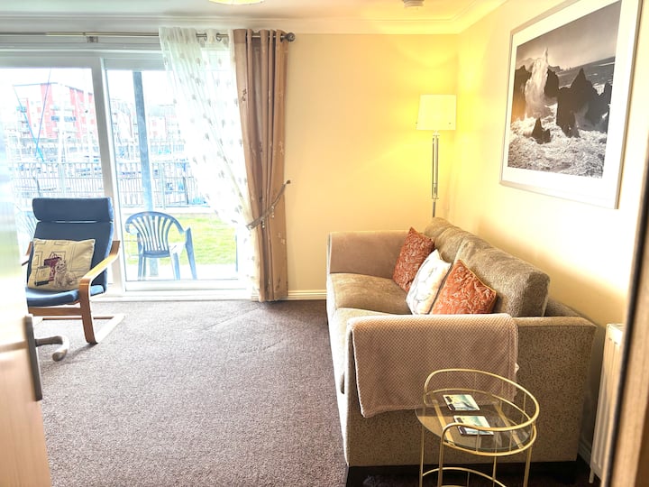 Charming Marina Apartment - Ardrossan