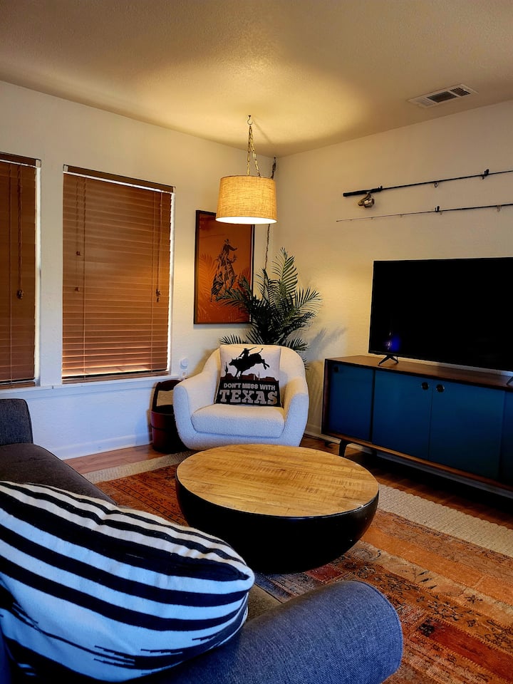 Smart TV Vizio 50-inch M6 class e WI-FI fornecidos. Sofá-cama king size. Se você deixar o portão lateral aberto, os veados tendem a passear pelo quintal. É divertido vê-los pela janela.