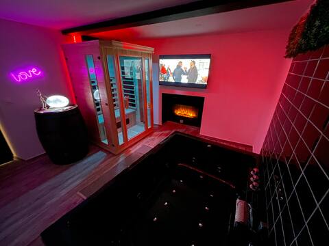 Entire home with jacuzzi and sauna