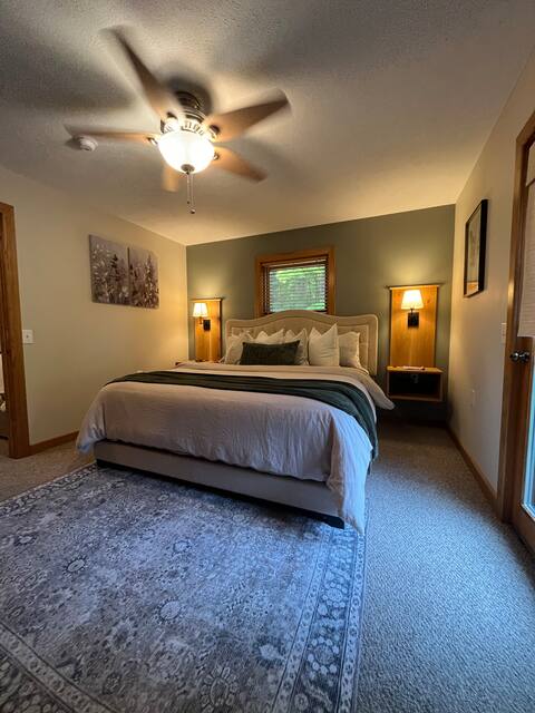 Spacious home with fire pit! Close to downtown!